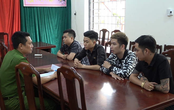 Đánh đập nam thanh niên, ép người nhà mang tiền đến trả nợ: Ngày 28/3, quá trình đánh bạc, Phan Nhật Thành (SN 1987, ở Thừa Thiên Huế) thua hơn 12 triệu đồng nhưng không có tiền trả nên Thành bị các đối tượng đánh đập, giam giữ và ép người nhà mang tiền đến trả nợ. Sau đó, người nhà Thành đã trình báo Công an. Ngày 5/4, các đối tượng bị CA bắt giữ.
