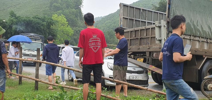 Thời điểm trên, ô tô tải BKS 88C - 164.83 chạy hướng Hà Giang - Tuyên Quang đã đâm vào xe máy BKS 22B2-102 .81 chạy cùng chiều.