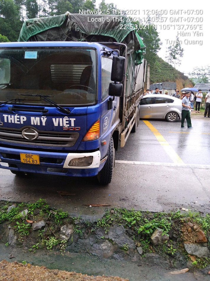 Hậu quả khiến 1 người ngồi trên xe máy tử vong tại chỗ, người còn lại bị thương nặng được đưa đi cấp cứu, lái xe con bị thương nhẹ.