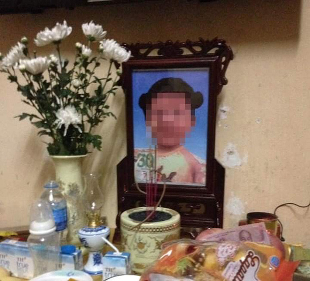 Do phát hiện cơ thể cháu Minh Minh có nhiều dấu vết ngoại lực tác động nên bệnh viện đã báo cơ quan công an để làm rõ. Sau khi nhận tin báo, Công an Quận Đống Đa và Phòng Cảnh sát Hình sự - Công an TP Hà Nội đã phối hợp tổ chức điều tra, khám nghiệm hiện trường, pháp y tử thi, thu thập tài liệu chứng cứ.