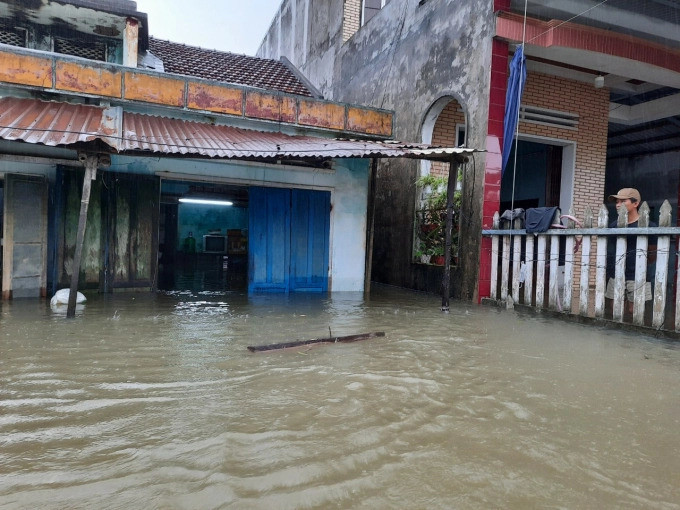 Cũng trong sáng 12/10, tại thị trấn Nam Phước, huyện Duy Xuyên, Quảng Nam, hai mẹ con bà Tôn Nữ Thị M.H. (SN 1964) cùng con trai là Nguyễn M.T. (SN 1993) dọn dẹp nhà cửa sau khi nước lũ rút dần thì bất ngờ bị điện giật. Đau buồn là cả 2 cùng tử vong. Tuy không trực tiếp chết do nước lũ, song mưa lũ đã gián tiếp gây ra cái chết cho 2 mẹ con xấu số.
