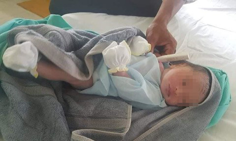 2. Công an viên nhận nuôi bé trai bỏ trong túi ni lông vứt ven đường: Ngày 13/10, Công an xã Hàm Liêm, huyện Hàm Thuận Bắc, Bình Thuận cho biết, đã có người đứng ra nhận nuôi cháu bé bị bỏ rơi trong bao ni nông vứt ven đường. Người này là một đồng chí công an xã Hàm Liêm phụ trách địa bàn thôn.