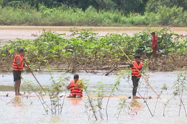 5. Đi câu cá 2 người bị lũ cuốn tử vong: Ngày 13/10, Công an huyện Bù Gia Mập, Bình Phước và người dân địa phương đã tìm thấy hai người bị nước lũ cuốn trôi vào đêm 10/10. Theo đó, 5 người dân tại xã Bù Gia Mập rủ nhau đi câu cá. Đến tối cùng ngày, cả nhóm đi về thì bị nước từ thượng nguồn của một con suối cạn đổ về. 3 người trong nhóm đi trước may mắn thoát chết. Riêng Điểu Nhung (37 tuổi) và Điểu Quy (22 tuổi) bị dòng nước lớn cuốn đi.