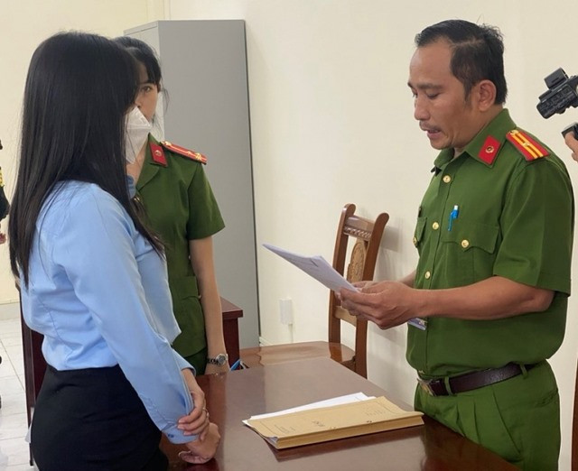 Theo Công an TP HCM, Nguyễn Thị Mai Nhi, Lê Thị Thu Hà và Huỳnh Công Tân đã thực hiện hành vi giúp sức tích cực cho Nguyễn Phương Hằng thực hiện hành vi phạm tội liên tục nhiều lần, trong thời gian dài, gây bức xúc dư luận xã hội. Công an làm rõ, bị can Hà (thường gọi là Hà Lee) và bị can Nhi phụ giúp bà Hằng quản lý 12 kênh, trang thông tin mạng xã hội được sử dụng làm phương tiện thực hiện các hành vi vi phạm pháp luật.