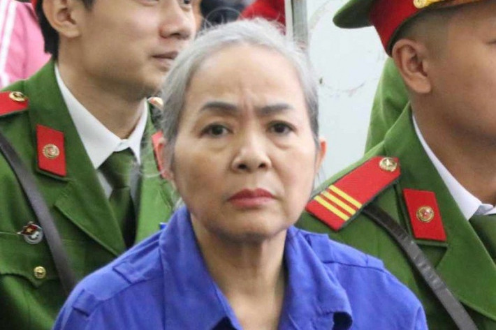 “Bà trùm” Trần Thị Mậu điều hành đường dây gùi 64kg ma túy, 20 bánh heroin vào Việt Nam: Tháng 11/2021, Cục Cảnh sát điều tra tội phạm về ma túy, Bộ Công an đã phát hiện đường dây mua bán, vận chuyển trái phép chất ma túy liên tỉnh, xuyên quốc gia từ Lào về Việt Nam qua Nghệ An do Trần Thị Mậu (53 tuổi, trú tại huyện Đô Lương, Nghệ An) cầm đầu. Thủ đoạn của “bà trùm” Trần Thị Mậu rất ranh ma, xảo quyệt, điều hành đường dây ma túy từ xa, qua mạng xã hội. Cơ quan Cảnh sát điều tra Bộ Công an đã khởi tố vụ án, khởi tố 9 bị can, thu giữ 64 kg ma túy tổng hợp, 20 bánh heroin cùng nhiều vật chứng liên quan.