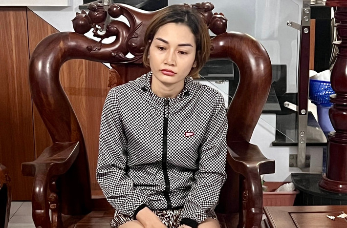 Bà trùm Vũ Thị Diệp cầm đầu đường dây mua bán súng, vũ khí: Ngày 21/10/2022, Cơ quan CSĐT Công an tỉnh Kiên Giang bắt Vũ Thị Diệp (SN 1990, ở huyện Củ Chi, TP HCM) – cầm đầu đường dây mua bán trái phép vũ khí quân dụng số lượng lớn. Diệp từng cùng chồng bị xử phạt 3 năm tù về tội mua bán trái phép vũ khí, nhưng do con nhỏ nên hoãn thi hành án. Diệp tiếp tục móc nối với các đối tượng tổ chức mua các loại vũ khí, công cụ hỗ trợ từ Thái Lan về Việt Nam với nhiều thủ đoạn rất liều lĩnh và tinh vi. Khám xét tại kho của Diệp, cảnh sát thu giữ 229 khẩu súng cùng 455 bình khí nén; 06 kg đạn bi sắt cùng nhiều linh kiện, phụ kiện của súng.