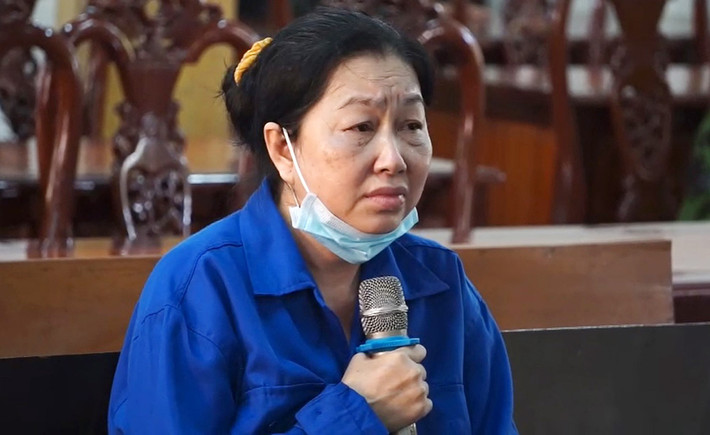 Bà trùm buôn lậu Mười “Tường”: Tháng 7/2021, Cơ quan Cảnh sát điều tra Công an An Giang cho biết đã bắt giữ Nguyễn Thị Kim Hạnh (tức trùm buôn lậu Mười Tường, 52 tuổi). Đến nay, “bà trùm” này đã bị khởi tố tới 6 tội danh. Trong đó, Cơ quan An ninh điều tra Công an tỉnh An Giang đã khởi tố bị cáo Hạnh tội danh “tổ chức cho người khác trốn đi nước ngoài”; Cơ quan CSĐT Công an tỉnh An Giang ra quyết định khởi tố Mười Tường về 5 tội danh gồm: “Buôn lậu đường cát” năm 2018; “Vận chuyển trái phép 470.000 USD qua biên giới” năm 2019; "Buôn lậu 51kg vàng" năm 2020; "Vận chuyển trái phép 200.000 USD qua biên giới” năm 2020; và "Rửa tiền” năm 2021.