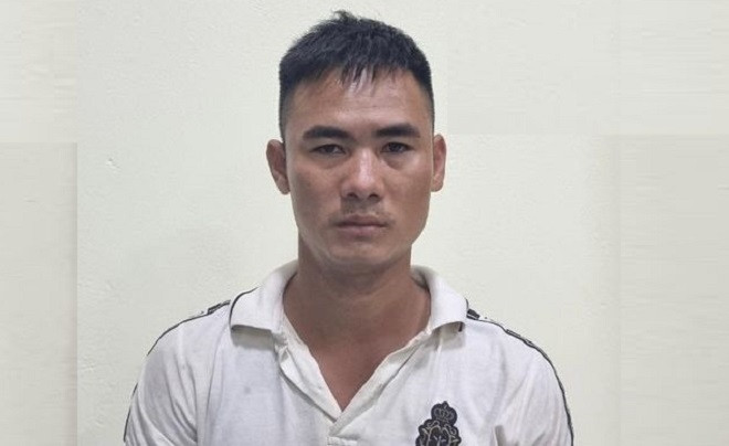 Sát hại, phi tang xác hàng xóm xuống cống nước: Do không muốn trả tiền và muốn lấy lại sợi dây chuyền từ hàng xóm là anh Nguyễn Trung Đoàn (SN 1982; trú tại thôn Dũng cảm, xã Trung Tú, huyện Ứng Hòa, TP Hà Nội) nên tối 9/8/2021, Vương Văn Đoàn đã giết hàng xóm, phân xác rồi cho vào bao tải phi tang xuống cống.