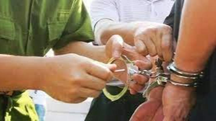 Dùng dao sát hại hàng xóm: Trưa 17/2, Lại Văn Hạnh (SN 1975, ở huyện Kiến Xương, Thái Bình) và anh N.V.T (người cùng địa phương) xảy ra mâu thuẫn tại đường liên xã Quang Bình, huyện Kiến Xương. Trong lúc xô xát, Hạnh lấy dao tự chế đâm anh T. tử vong. (Ảnh minh hoạ)