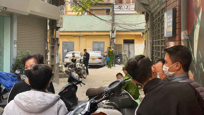 Đâm hàng xóm tử vong ngay sau khi nói chuyện: Chiều 13/11/2021, Phạm Đức Chiến (SN 1971; trú phường Nam Đồng, quận Đống Đa, Hà Nội) ra khu vực hồ Nam Đồng câu cá, rồi quay về nhà. Trên đường về, Chiến gặp và đứng nói chuyện với hàng xóm là ông T.N.M. (SN 1977) một lúc. Chiến sau đó bỏ đi rồi bất ngờ quay lại vị trí ông M. đang đứng dùng dao đâm nạn nhân tử vong.