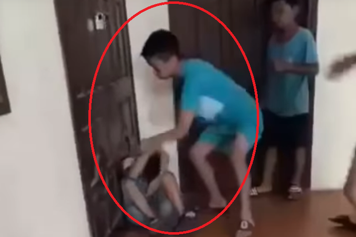 Nam sinh lớp 7 bị bạn đánh hội đồng: Chiều 25/10/2023, trên mạng xã hội lan truyền clip một nam sinh Trường THCS Đại Đồng, Thạch Thất, Hà Nội ngồi thụp tại một góc hành lang, bị nhóm bạn đánh hội đồng và quay clip, khiến nhiều người phẫn nộ. Tất cả các nam sinh trong clip này đều là học sinh cùng một lớp. Một người thân của nạn nhân cho biết, cháu bé sau đó bị sang chấn tâm lý nặng, không kiểm soát được hành vi.