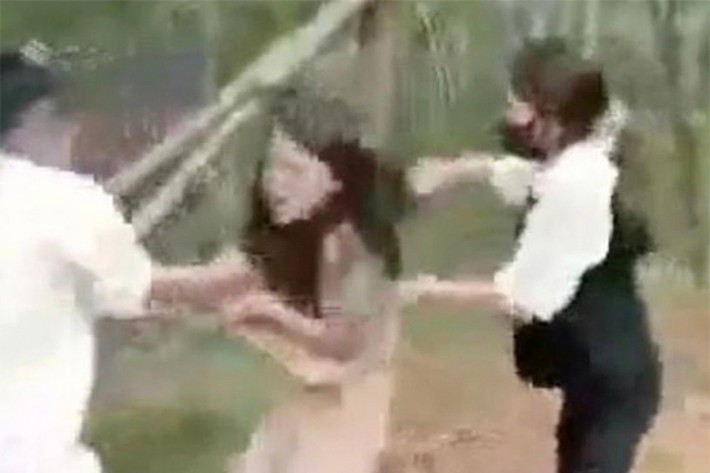 Nữ sinh lớp 8 đi học về bị nhiều bạn đánh hội đồng tại công viên: Đầu tháng 10/2023, trên mạng xã hội Facebook xuất hiện 2 đoạn clip ghi lại cảnh 1 nữ sinh lớp 8, Trường THCS Điện Biên, TP Thanh Hóa bị một nhóm học sinh xúm lại đánh hội đồng. Nữ sinh này đã bị túm tóc, đấm đá liên tục vào vùng đầu, người. Thậm chí tại một đoạn clip có cảnh người lớn vào can ngăn, nhưng nhóm nữ sinh vẫn tiếp tục đánh hội đồng. Bà Nguyễn Thị Nghiêm - Hiệu trưởng Trường THCS Điện Biên cho biết, ngay sau khi nhận được phản ánh từ gia đình em H.G.N., học sinh lớp 8E, nhà trường đã tới thăm hỏi động viên em N. cùng gia đình, đồng thời báo cáo sự việc lên Phòng GD&ĐT thành phố.