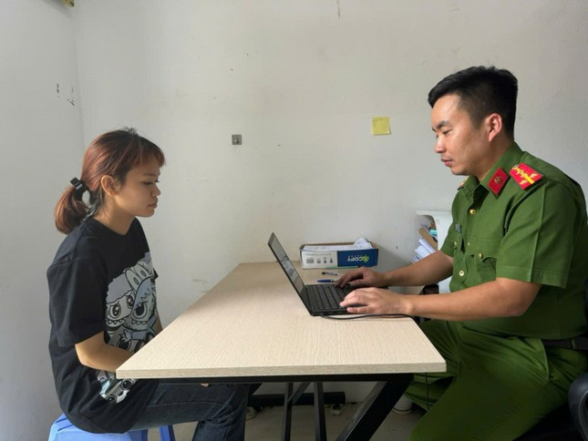 Nữ sinh lớp 10 cầm dao bầu đâm bạn cùng lớp: Cơ quan Cảnh sát điều tra, Công an TP Vĩnh Yên (Vĩnh Phúc) đang củng cố hồ sơ, xử lý theo quy định của pháp luật vụ cố ý gây thương tích giữa hai học sinh của Trường Cao đẳng nghề Vĩnh Phúc. Theo đó, khoảng 16h ngày 7/10, Công an TP Vĩnh Yên tiếp nhận tin báo của Trường Cao đẳng nghề Vĩnh Phúc về việc, vào 15h cùng ngày, tại trường đã xảy ra vụ cố ý gây thương tích. Nạn nhân là cháu T.T.T (SN 2009), học sinh lớp 10A6.