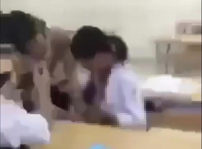 Ngay sau khi xuất hiện trên mạng xã hội, hình ảnh nữ sinh bị lột đồ nhanh chóng gây "bão" bất bình. Đa số cư dân mạng đều lên án hành vi lột đồ bạn học, quay clip và tung lên mạng xã hội. Nhiều ý kiến bày tỏ sự quan ngại trước hình ảnh bạo lực học đường cũng như sự vô cảm của học sinh lớp này.