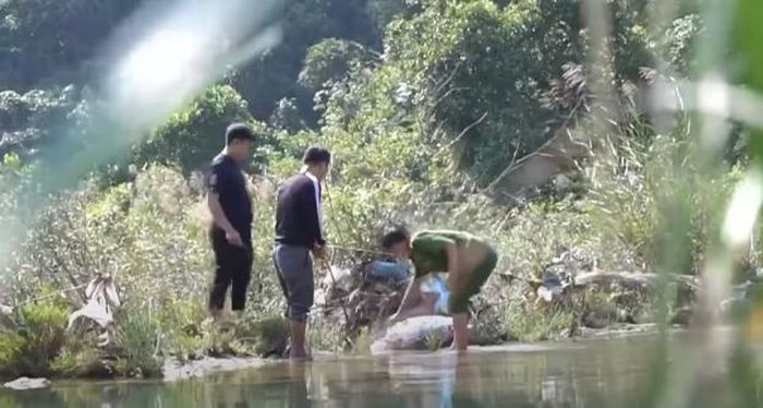 Theo hồ sơ vụ án, khoảng 23h đêm 16/9/2016, Công an huyện Phục Hòa (Cao Bằng) nhận được tin báo của Công an xã Triệu Ẩu ( huyện Phục Hòa) về việc phát hiện 2 bao tải xung quanh có nhiều vết máu vứt ở bụi cây ven đường tỉnh lộ 208 tại khu vực Pò Lùng, Bản Co, xã Triệu Ẩu (cách biên giới Trung Quốc khoảng 6 - 7km). Khi rạch mở 1 bao tải để kiểm tra thì phát hiện bên trong có giấu nhiều phần thi thể bị cắt rời của một nam thanh niên.