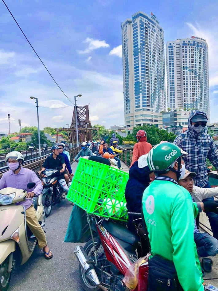Theo chia sẻ của những người chứng kiến, trong ví của nam thanh niên có một số giấy tờ tùy thân gồm một thẻ nhân viên mang tên Bùi Văn Kiên ( SN 1995 quê ở Bắc Ninh), làm việc tại Công ty Tập Đoàn Khoa Học Kỹ Thuật Hồng Hải.