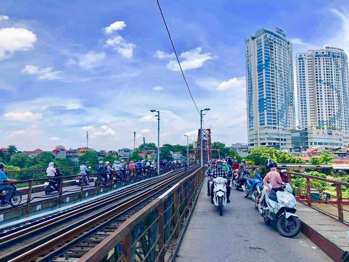 Theo thông tin ban đầu, vụ nghi vấn nam thanh niên nhảy cầu Long Biên tự tử xảy ra vào trưa ngày 23/7, một nam thanh niên đã bỏ lại 1 ví tiền, 1 điện thoại, 1 đôi dép và 1 thẻ nhân viên trên cầu và nhảy xuống sông Hồng tự tử.