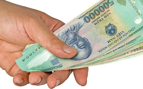 Khoảng 23h cùng ngày, Quảng đi đến nhà chị VA, thấy xung quanh vắng, không có người qua lại, y dùng thanh gỗ cạy cửa, đột nhập vào nhà chị VA, lục soát tài sản, lấy được một chiếc nhẫn vàng, 1 điện thoại di động và hơn 2 triệu đồng. (Ảnh minh họa, nguồn ảnh Internet)