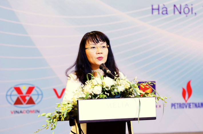 Từ tháng 11/1994 đến tháng 1/2006, bà Hà công tác tại Ngân hàng Ngoại thương Việt Nam Chi nhánh TP HCM. Bà từng làm đến chức vụ Trưởng phòng Quan hệ Quốc tế.