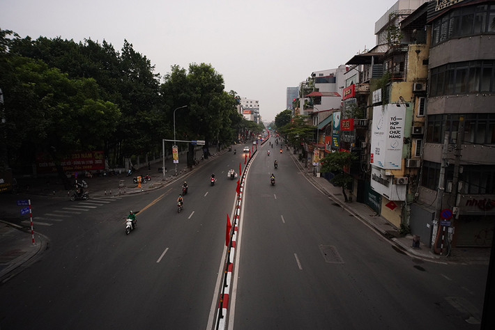Phố Tây Sơn vắng người.