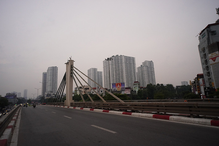 Cầu vượt Ngã Tư Sở thưa thớt người qua lại.