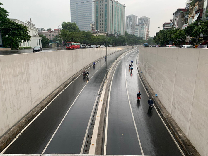 Hầm Kim Liên yên bình vào giờ cao điểm.