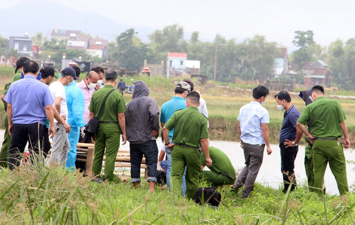Cơ quan khám nghiệm tử thi xác định, nạn nhân chết trên bờ, rồi bị buộc đá bỏ xuống nước. Kết quả khám nghiệm tử thi cho thấy, có dấu hiệu tội phạm hình sự. Công an Sóc Trăng thành lập chuyên án, cử trinh sát xuống địa bàn xã Long Hưng, Hưng Phú (Mỹ Tú, Sóc Trăng) và huyện Phụng Hiệp, thị xã Ngã Bảy (Hậu Giang).(Ảnh minh họa, nguồn ảnh, Internet)