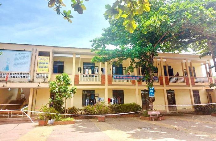Tạm đình chỉ công tác một chủ tịch xã vì 'bỏ trống' khu cách ly: Ngày 7/8, UBND huyện Anh Sơn (Nghệ An) vừa tạm đình chỉ công tác đối với ông Nguyễn Trần Chương, Chủ tịch UBND xã Long Sơn. Thời gian tạm đình chỉnh công tác đối với ông Chương là 15 ngày kể từ ngày 6/8. Qua kiểm tra, khu cách ly ở Trường Mầm non xã Long Sơn phát hiện: Không có người trực giám sát cách ly.