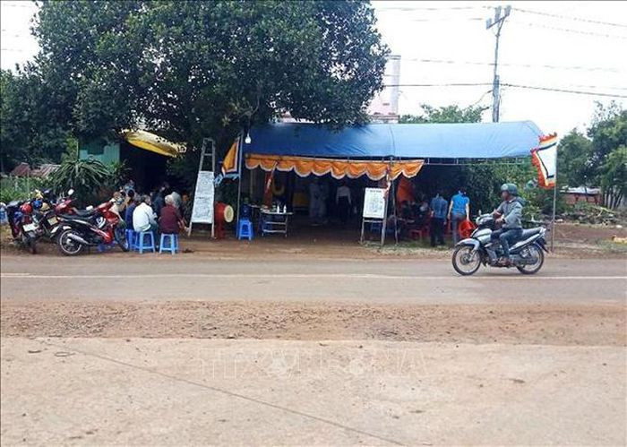 Đi cắt cỏ, 3 mẹ con đuối nước thương tâm: Chiều 6/8, ông Ngô Văn Quang (SN 1977, ngụ Kông Chro, tỉnh Gia Lai) cùng vợ là bà L.T.H. (SN 1973) và 3 người con đi cắt cỏ ở trên địa bàn xã Ya Trung. Đến cuối giờ chiều, không thấy về, người chồng đi tìm và phát hiện vợ cùng 2 con nhỏ bị đuối nước dưới ao.