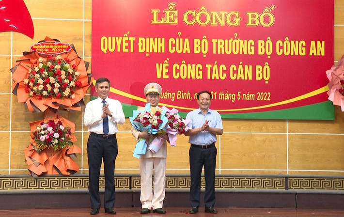 Đại diện Cục Tổ chức cán bộ - Bộ Công an đã thông báo Quyết định của Bộ trưởng Bộ Công an về việc điều động, bổ nhiệm Đại tá Nguyễn Hữu Hợp - Phó Cục trưởng Cục An ninh kinh tế, Bộ Công an đến nhận công tác và giữ chức vụ Giám đốc Công an tỉnh Quảng Bình từ ngày 1/6.
