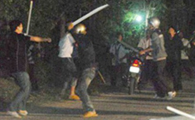 Nam thanh niên tử vong sau vụ hỗn chiến trong đêm: Do có mâu thuẫn, hai nhóm thanh niên ở Thanh Hóa mang theo hung khí đuổi chém nhau trong đêm. Cuộc ẩu đả khiến anh T.Q.Đ. (24 tuổi, trú huyện Thọ Xuân) tử vong tại chỗ. Một thanh niên khác trọng thương, đang được cấp cứu tại bệnh viện. Ngày 14/12, Công an tỉnh Thanh Hóa cho biết đang điều tra, làm rõ.