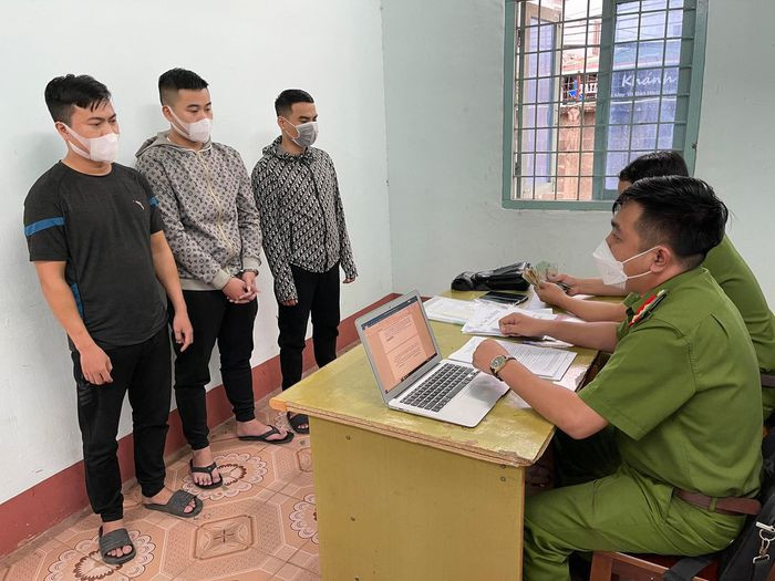 Bắt nhóm đối tượng hoạt động tín dụng đen với lãi suất lên đến 405%/năm: Ngày 14/12, Công an tỉnh Đắk Lắk cho biết, đang tạm giữ hình sự nhóm đối tượng từ Hải Phòng vào Đắk Lắk để hoạt động tín dụng đen, cho vay nặng lãi. Từ tháng 3 đến tháng 11/2021, các đối tượng cho khoảng 150 người vay với số tiền giao dịch lên đến hơn 4 tỷ đồng. Lãi suất vay được tính từ 121%/năm đến 405%/năm.