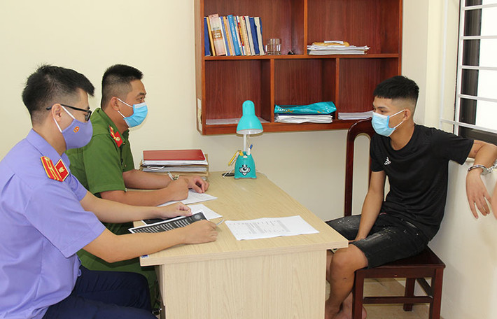 Lập trang "Gái gọi Đồng Văn" để môi giới mại dâm: Bùi Huy Lực (SN 2002, trú Lạc Thủy, Hòa Bình) khai nhận vào khoảng tháng 6/2021, có lập trang "Gái gọi Đồng Văn" đăng tin quảng cáo tìm khách mua dâm và điều hành gái. Khi có khách liên hệ, Lực chào giá 300 nghìn đồng/lượt và 700 nghìn đồng/lần qua đêm. Ngày 30/8, Lực bị Công an thị xã Duy Tiên, Hà Nam bắt giữ.