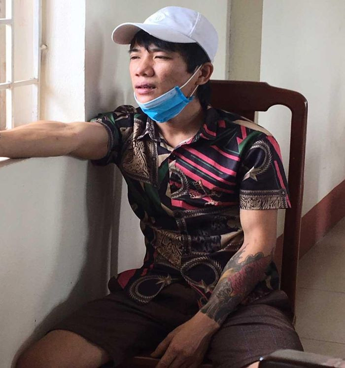 Trộm mô tô của em ruột, cầm cố lấy 4 triệu đồng: Do thiếu tiền tiêu xài nên lợi dụng vợ chồng em trai đang ngủ, Phí Văn Quyến (SN 1994, trú Yên Dũng, Bắc Giang) đã lấy trộm xe mô tô của em trai và mang lên thị trấn Nham Biền (Yên Dũng) cầm cố được 4 triệu đồng. Ngày 10/9, Quyến bị Công an Yên Dũng tạm giữ để điều tra.