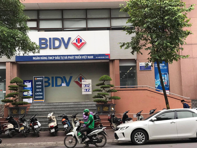 2. Khởi tố vụ nổ súng cướp Ngân hàng BIDV tại Hà Nội: Ngày 30/7, Công an quận Đống Đa, Hà Nội đã quyết định khởi tố vụ án "Cướp tài sản", xảy ra tại Ngân hàng BIDV Chi nhánh Ngọc Khánh vào khoảng 10h ngày 27/7 để điều tra, xử lý các nghi phạm Phùng Hữu Mạnh (SN 1997) và Hoàng Ngọc (SN 1978), cùng ở Hà Nội.