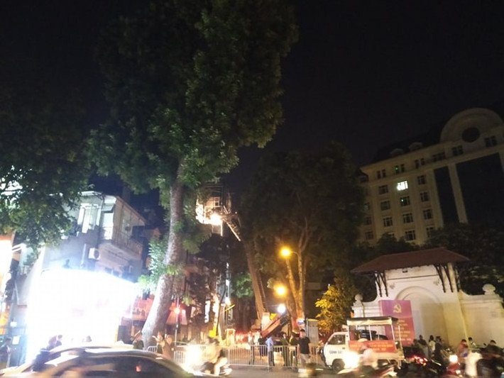 Được biết, vụ sập thang lắp kính ở Hà Nội khiến 3 người chết xảy ra tại khách sạn Hướng Dương số nhà 18 Nguyễn Công Trứ, phường Phạm Đình Hổ, quận Hai Bà Trưng (Hà Nội).