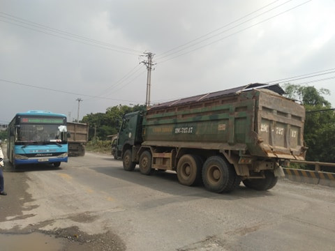Một số người dân tại nơi đây cho biết, mỗi ngày có rất nhiều lượt xe ô tô tải, có dấu hiệu chở quá trọng tải nối đuôi nhau chạy rầm rập, ngang nhiên vượt biển cấm, tàn phá những chiếc cầu, tiềm ẩn nguy cơ tai nạn…