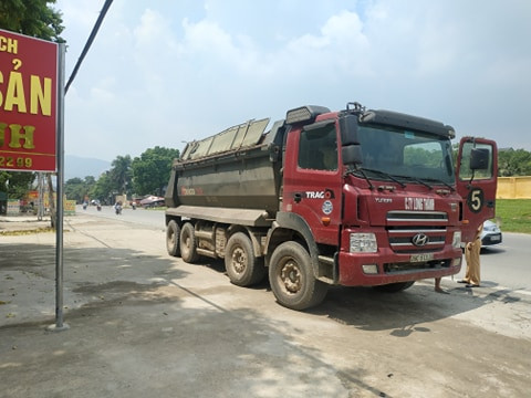 Trao đổi với PV Kiến Thức, đại úy Phạm Văn Luyến - Phó Đội trưởng Đội CSGT số 11 (CA TP Hà Nội) cho biết: "Chúng tôi thường xuyên tuần tra và xử phạt những xe tải chở quá trọng lượng trên tuyến đường QL21 (đường Hồ Chí Minh).