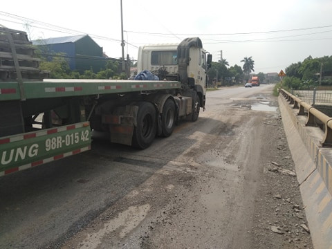 Không chỉ ban ngày mà ban đêm, xe quá khổ, quá tải còn hoạt động rầm rộ hơn.