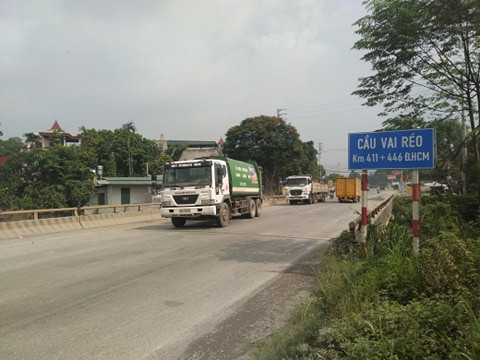 Theo phản ảnh của người dân, thời gian gần đây, tại cây cầu Đồng Răm đoạn km 413 + 197 đường Hồ Chí Minh và Cầu Vai Réo đoạn Km 411 + 446 đường Hồ Chí Minh thuộc 2 xã Phú Cát, Hòa Thạch, huyện Quốc Oai, đang xuống cấp trầm trọng, chỉ cần mất tập trung người tham gia giao thông có thể bị tai nạn.