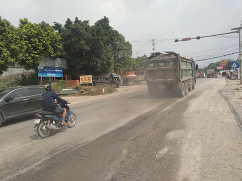 Cũng theo những người dân nơi đây cho hay, trên cung đường này đã không ít lần xảy ra các vụ tai nạn thương tâm do những chiếc cầu này bị xuống cấp.