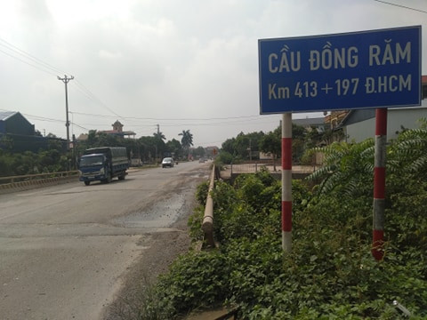 Những cây cầu này đang xuống cấp một cách trầm trọng bởi những loại xe quá khổ, quá tải ngày ngày đi qua tàn phá. Trên mặt đường tạo lên hàng loạt ổ voi, ổ gà, đường thì bụi mù mịt khiến cho người dân tại nơi đây rất bức xúc.