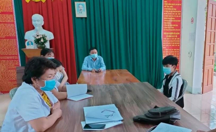 Thanh niên tự ý ra ngoài khi đang cách ly tại nhà: H.V.Đ (SN 2000, trú tại xã Tà Cạ, huyện Kỳ Sơn, Nghệ An) cam kết tự cách ly tại nhà, nhưng Đ. vẫn đã tự ý rời khỏi nơi cư trú, Đ đã bị lực lượng chức năng lập biên bản xử phạt với số tiền là 3.000.000 đồng.