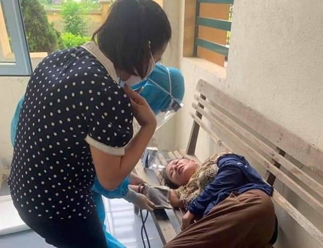 Một điều dưỡng ngất xỉu khi đang lấy mẫu xét nghiệm: Sáng 7/6, trong quá trình lấy mẫu xét nghiệm SARS-CoV-2 cho người dân trong vùng phong tỏa ở “tâm dịch” xã Thạch Trung, TP Hà Tĩnh, điều dưỡng Lê Thị Duyên (39 tuổi, trú huyện Cẩm Xuyên, Hà Tĩnh; công tác tại Bệnh viện Đa khoa huyện Cẩm Xuyên) bất ngờ ngất xỉu. Nguyên nhân là do chị Duyên làm việc với cường độ cao cả ngày lẫn đêm nên bị ngất xỉu.