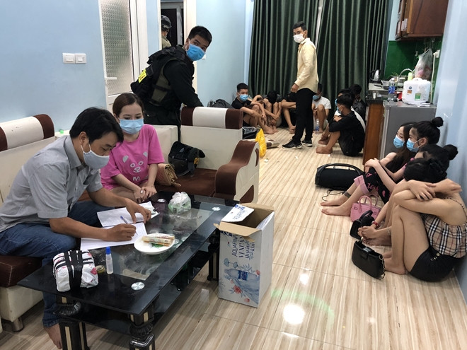 14 nam, nữ tụ tập trong căn hộ chung cư "phê" ma túy: Rạng sáng 7/6, Công an phường Xuân Phú (TP Huế, tỉnh Thừa Thiên Huế) bất ngờ kiểm tra hành chính tại căn hộ số 812A chung cư Aranya, qua đó phát hiện 14 đối tượng gồm 9 nam, 5 nữ có biểu hiện “phê” ma túy. Tại hiện trường Công an thu giữ một số ma túy loại Ketamine. Test nhanh có 11/14 đối tượng dương tính với ma túy.