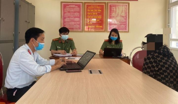 Cô gái bị phạt tiền vì đăng tin thất thiệt về dịch COVID-19: Ngày 7/6, Thanh tra Sở TT&TT Hà Tĩnh đã lập biên bản, xử phạt hành chính 5 triệu đồng đối với chị N.H.T (SN 1990, trú xã Hương Xuân, huyện Hương Khê, Hà Tĩnh) khi đăng thông tin thất thiệt "18 người ở xã Việt Tiến, huyện Thạch Hà xét nghiệm dương tính lần 1".