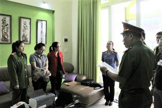 4. Bắt giam nữ nhân viên bưu điện tham ô hơn 3 tỷ đồng: Ngày 28/10, Công an tỉnh Lâm Đồng cho biết, đã thực hiện lệnh bắt tạm giam đối với Nguyễn Thị Huyền Trang (34 tuổi, nhân viên Bưu điện huyện Đức Trọng) về hành vi tham ô tài sản. Theo điều tra, từ tháng 1 đến tháng 9/2019, Trang đã chiếm đoạt số tiền hơn 3 tỷ đồng của Bưu điện huyện Đức Trọng, tỉnh Lâm Đồng.