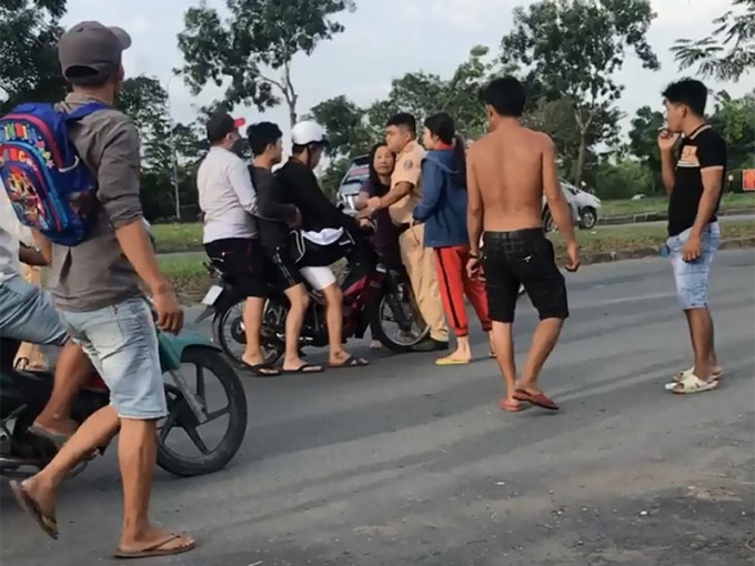 Bắt 2 đối tượng vi phạm giao thông đánh CSGT: Ngày 3/12, Công an huyện Bình Chánh, TP HCM đã khởi tố bị can, bắt để tạm giam với Trần Hoàng An (26 tuổi) và Trần Văn Út (31 tuổi) về tội chống người thi hành công vụ. An và Út là hai trong số nhóm 5 người có mặt trong vụ tấn công cán bộ Trạm CSGT Tân Túc (thuộc Phòng CSGT Đường bộ - đường sắt Công an TP HCM) trên tuyến đường Nguyễn Văn Linh (xã An Phú Tây, huyện Bình Chánh).