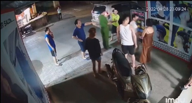 Do sẵn có mối quan hệ quen biết với anh Mạnh nên trung tá Đoàn đã chỉ đạo 1 đồng chí cán bộ Công an phường cùng đi xe riêng đến Bệnh viện 103 Cao Bằng đón anh Mạnh đến quán cắt tóc để giải quyết vụ việc, trên đường trung tá Đoàn có gọi điện cho Công an phường Đề Thám cử lực lượng đến phối hợp. Trong quá trình giải quyết đã xảy ra cãi vã, xô xát, do bức xúc trước thái độ và lời nói xúc phạm của một số người trong nhóm nên trung tá Đoàn đã thiếu kiềm chế và có hành vi tát vào đầu chị Triệu Mùi Khe và anh Phùng Đức Nam.