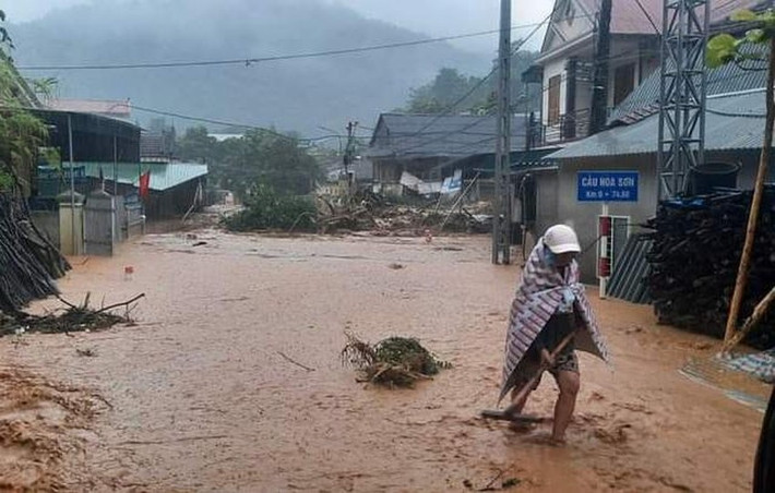 Theo vị này, thị trấn Mường Xén đang chìm trong biển nước sau mưa lớn kéo dài hàng giờ đồng hồ. (Ảnh: Pháp luật TP HCM)